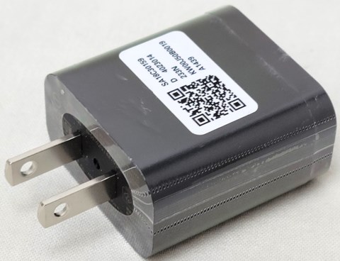 【ﾜﾝｽﾞﾁｬﾝｽ】 出力2A USB-ACアダプタ ※アウトレット品 【毎月第2土曜日はワンズの日】ワンズチャンス！ご来店いただいたお客様限定、店頭のみの大特価！電話等でのお取り置きはできません。あらかじめご了承下さいませ。