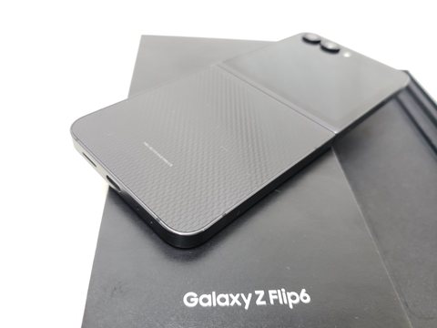Galaxy Z Flip6 （12GB/256GB） クラフテッドブラック /SM-F741Q 【国内版 SIMFREE】 各サイトで併売につき売切れのさいはご容赦願います。