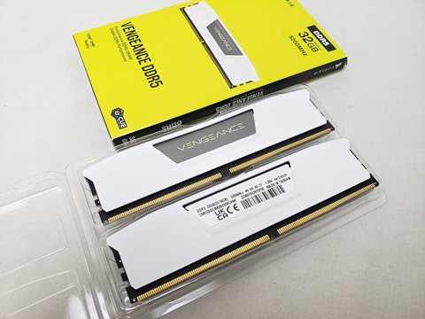 CMK32GX5M2B5200C40W　★こちらのメモリだけでの販売はできません、PC（弊社組立）のご注文分の場合のみご購入いただけます。★ 各サイトで併売につき売切れのさいはご容赦願います。