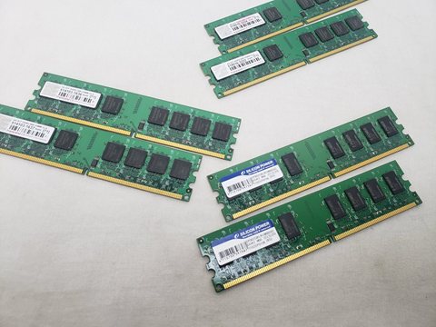 PC2-6400(DDR2 800) 2GB x2 /バルク 各サイトで併売につき売切れのさいはご容赦願います。