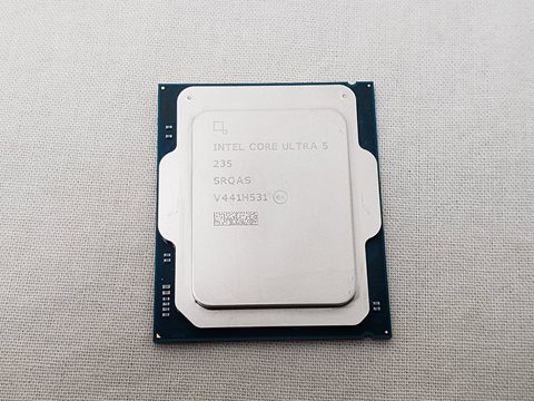 Core Ultra 5 235 バルク (3.4(5)/2.9(4.4)GHz / 14(6+8)コア 14スレッド / スマートキャッシュ(L3)24MB / トータルL2キャッシュ26MB / Intel Graphics / プロセッサーベースパワー65W / Max Turbo Power121W / vPro対応) 各サイトで併売につき売切れのさいはご容赦願います。