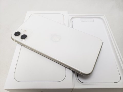 iPhone11 64GB ホワイト /MWLU2J/A au 【SIMロック解除品】 各サイトで併売につき売切れのさいはご容赦願います。