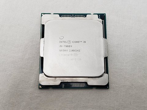 Core i9-7960X バルク (2.8GHz/TB 4.2GHz/TB MAX 4.4GHz/16-core 32-thread/L3 22MB/TDP165W) 各サイトで併売につき売切れのさいはご容赦願います。