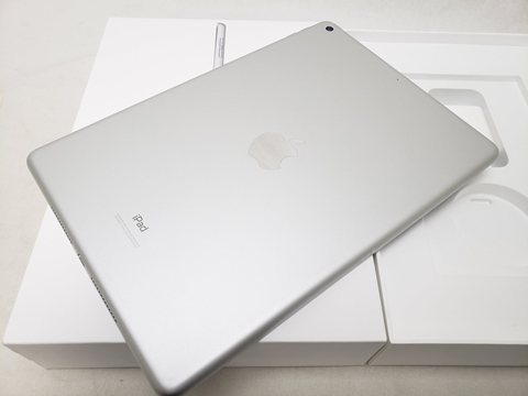 iPad（第8世代/2020） Wi-Fi 32GB シルバー /MYLA2J/A 各サイトで併売につき売切れのさいはご容赦願います。