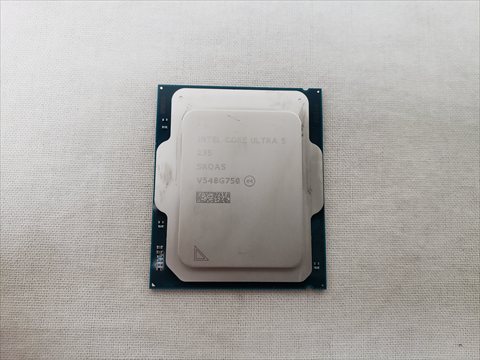 Core Ultra 5 235 バルク (3.4(5)/2.9(4.4)GHz / 14(6+8)コア 14スレッド / スマートキャッシュ(L3)24MB / トータルL2キャッシュ26MB / Intel Graphics / プロセッサーベースパワー65W / Max Turbo Power121W / vPro対応) 各サイトで併売につき売切れのさいはご容赦願います。