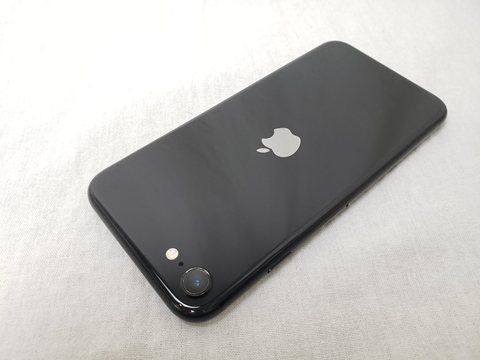 iPhoneSE （第2世代） 128GB ブラック /MHGT3J/A au 【SIMロック解除品】 各サイトで併売につき売切れのさいはご容赦願います。