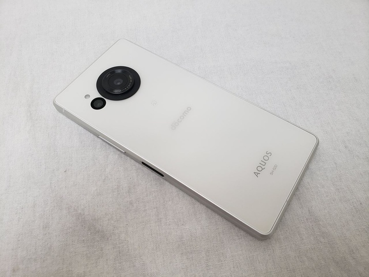 SH-52D クリーム /AQUOS R8 【docomo SIMFREE】 各サイトで併売につき売切れのさいはご容赦願います。