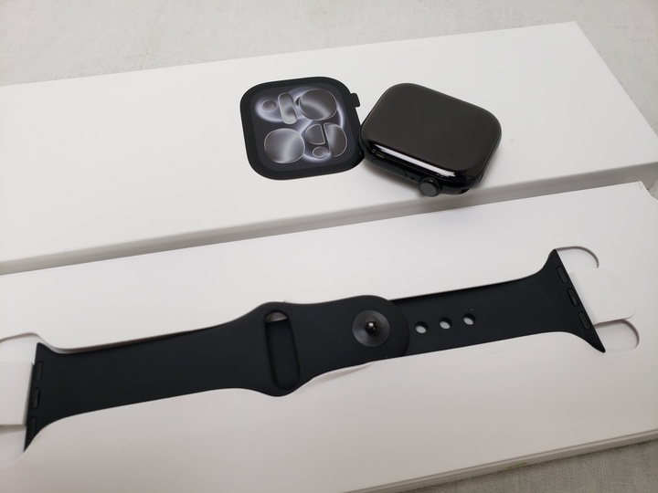 Apple Watch Series11 GPS 42mm アルミニウム/スポーツバンド  MEQT4J/A Jet Black / Black 各サイトで併売につき売切れのさいはご容赦願います。