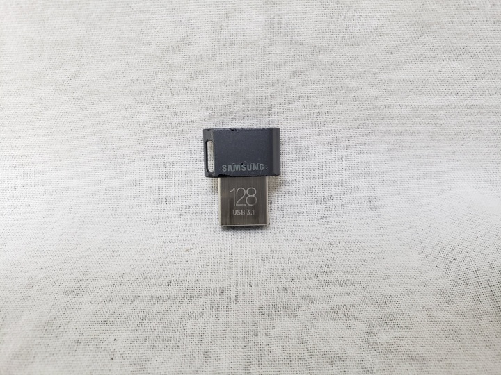 USB メモリー 128GB 各サイトで併売につき売切れのさいはご容赦願います。