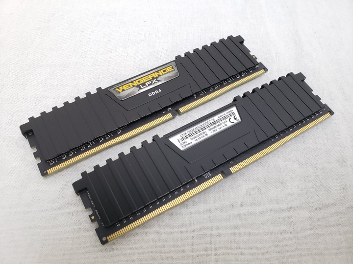 CMK16GX4M2D3200C16(中古品)DDR4 16GB3200MHz CMK16GX4M2B3200C16 各サイトで併売につき売切れのさいはご容赦願い