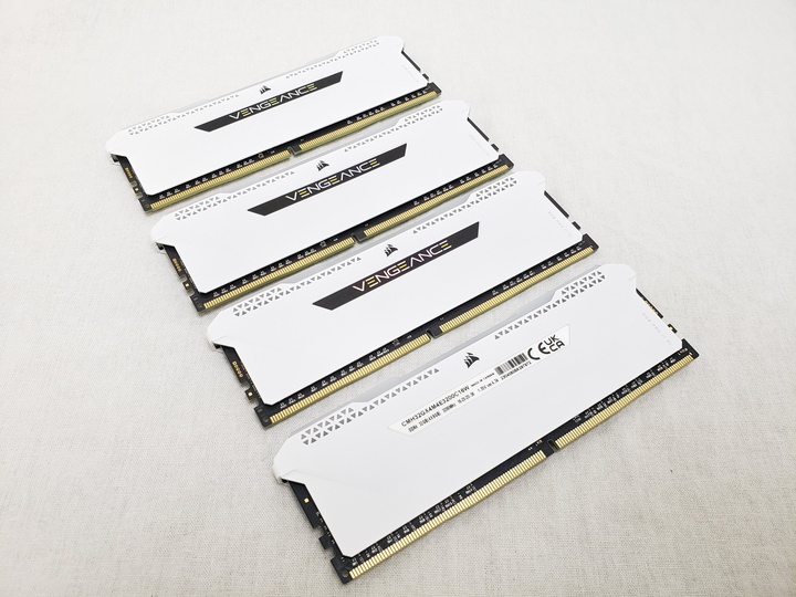 CMH32GX4M4E3200C16W 各サイトで併売につき売切れのさいはご容赦願います。