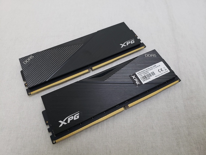 AX5U5200C3816G-DCLABK /バルク ★こちらのメモリだけでの販売はできません、PC一式ご注文分の場合のみご購入いただけます。なお、PC本体1台につきメモリは1セットまでとさせていただきます★ 各サイトで併売につき売切れのさいはご容赦願います。