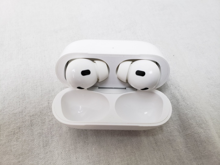 AirPods Pro (2023/第2世代) MagSafe充電ケース(USB-C)付 MTJV3J/A 各サイトで併売につき売切れのさいはご容赦願います。