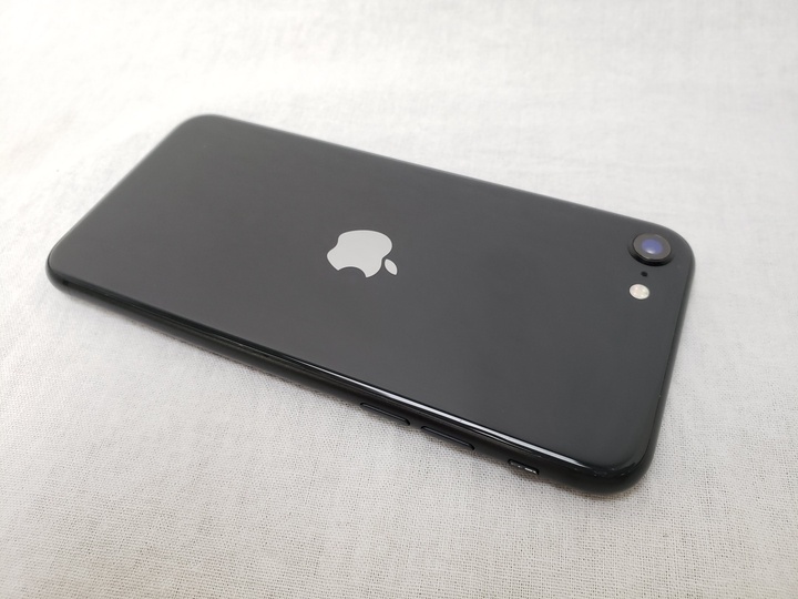 iPhoneSE （第2世代） 64GB ブラック MHGP3J/A softbank 【SIMロック解除品】 各サイトで併売につき売切れのさいはご容赦願います。