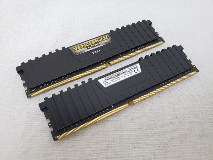 CMK16GX4M2B3200C16 /バルク 各サイトで併売につき売切れのさいはご容赦願います。